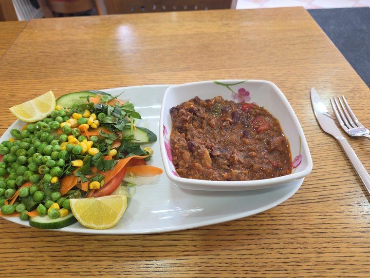 Curry with mixed vegetables and salad